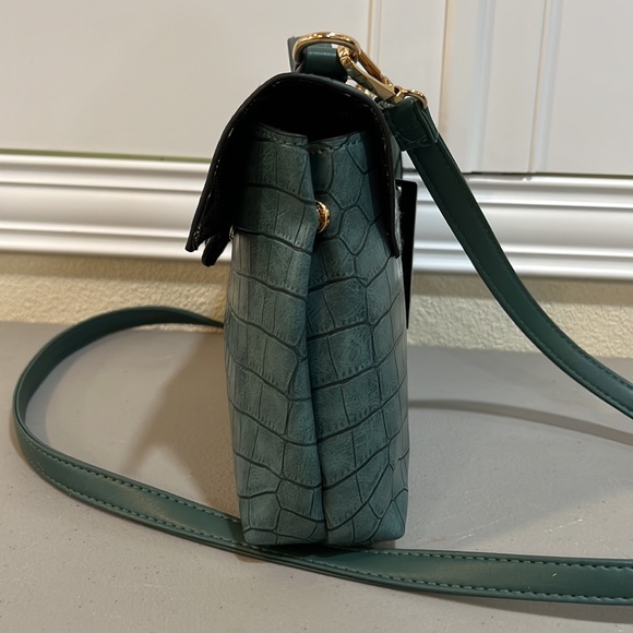 Vera New York Shoulder Bag - Picture 9 of 14